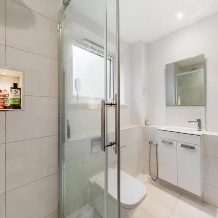 Modern 3Br Flat Quick Links To Ldn & Heathrow Apartment Shepperton Exterior photo