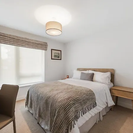 Modern 3Br Flat Quick Links To Ldn & Heathrow Apartment Shepperton Exterior photo