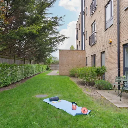 Modern 3Br Flat Quick Links To Ldn & Heathrow Apartment Shepperton Exterior photo