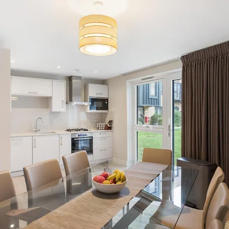 Modern 3Br Flat Quick Links To Ldn & Heathrow Apartment Shepperton Exterior photo