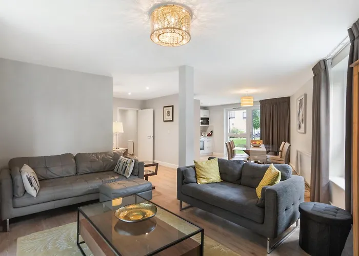 Modern 3Br Flat Quick Links To Ldn & Heathrow