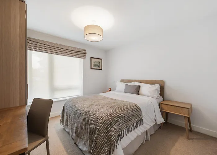 Modern 3Br Flat Quick Links To Ldn & Heathrow